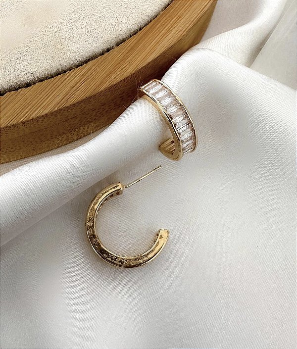 Argola CRETA cravejada com navete TAM M folheada a ouro