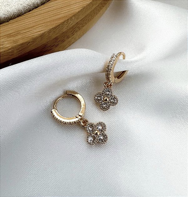 Argola ZIRA com pingente trevo cravejado folheada a ouro