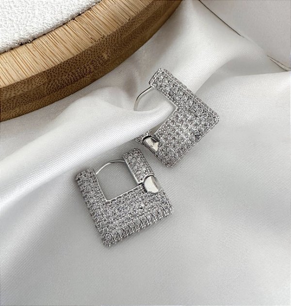 Argola ESTEFANIA quadrada cravejada com microzirconia folheada a prata M