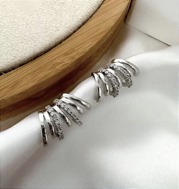 Brinco KANANDA ear hook com zirconia premium 7 fios folheada a ouro