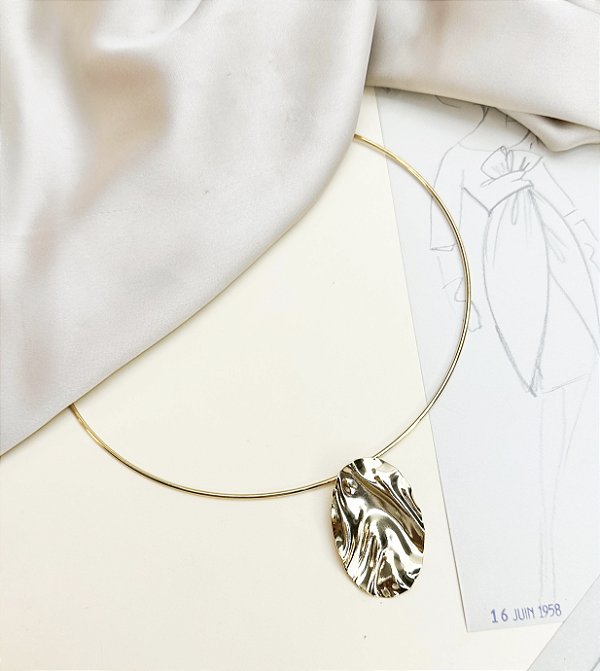 Choker ELANIA aro pingente vazado martelado folheada a ouro
