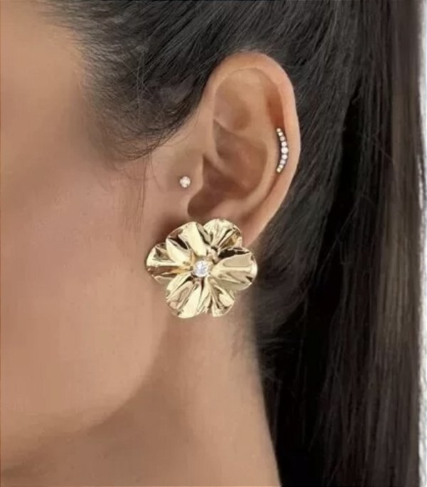 Brinco ALARA flor pétalas 3d strass folheada a ouro