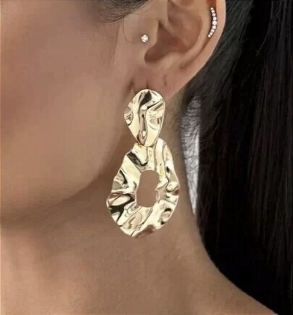 Brinco IVANILDA pingente oval martelado folheada a ouro