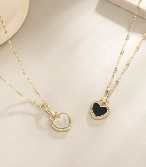 Colar ILMA folheada a ouro coração duo color (preto e madre pérola)