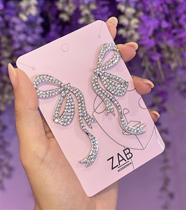 Brinco ERI meio laço com strass premium