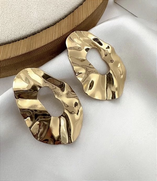 Brinco MAILANE oval martelado folheada a ouro