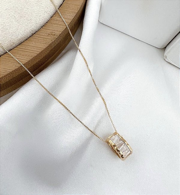 Colar DIONE pingente minimalista cravejado folheada a ouro