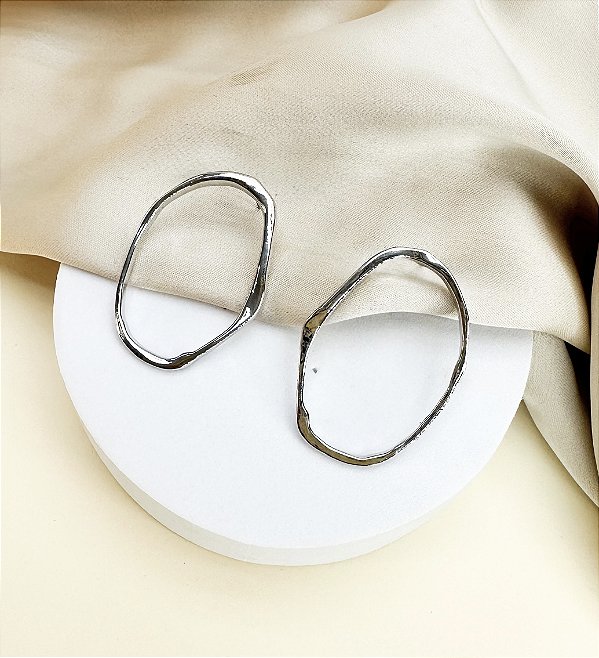 Brinco IARA oval organico folheada a prata