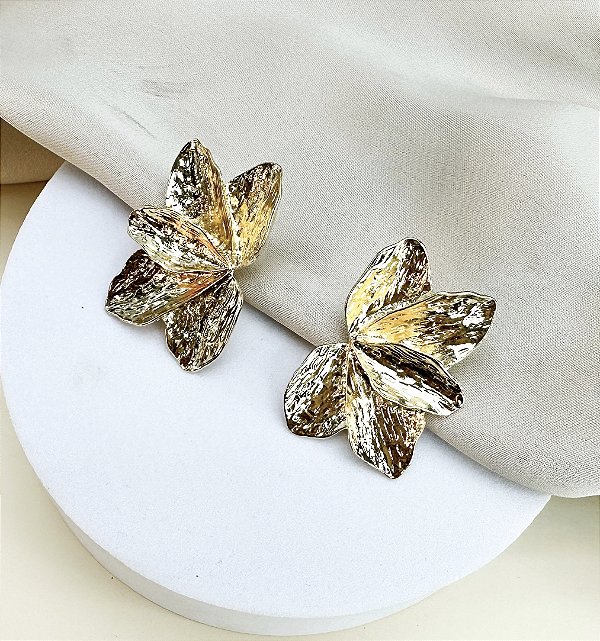 Brinco FLORINDA meia flor 5 pétalas folheada a ouro