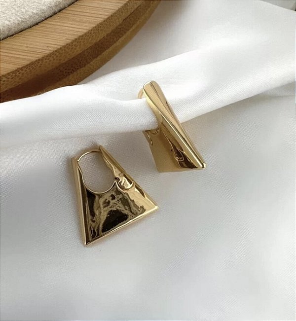 Argola ROSANIA retangular fecho click folheada a ouro