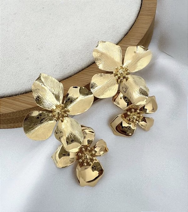 Brinco NAZA flor dupla martelada folheada a ouro