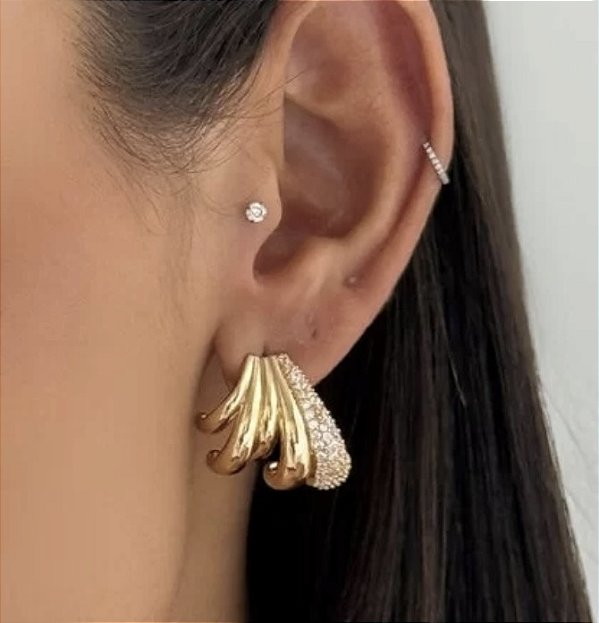 Brinco HAZEL 5 fios cravejado com microzirconia folheado a ouro