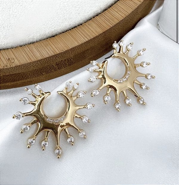 Brinco GIORGINA sol cravejado com microzirconia folheado a ouro