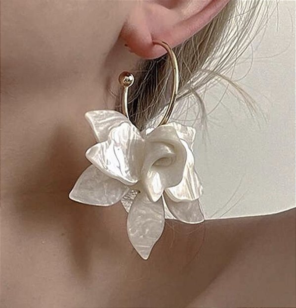 Argola GERDA max pingente flor branca