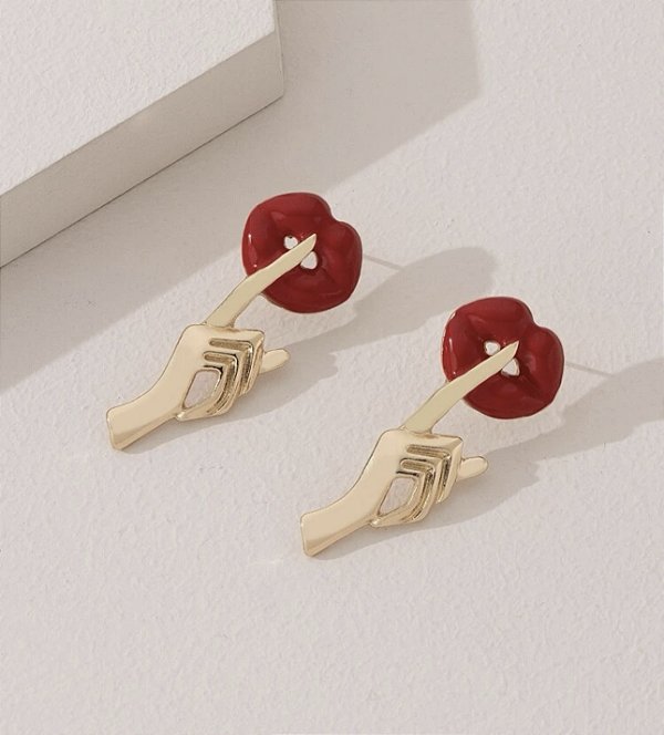Brinco SHUT UP DOURADO com boca vermelha bijoux fina