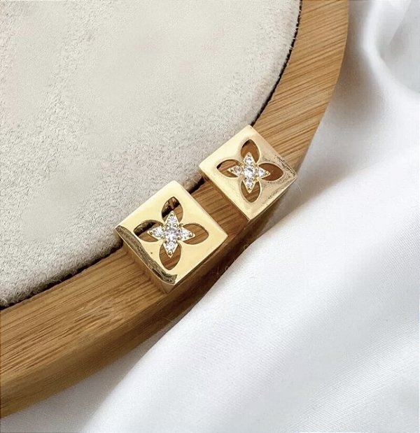 Argola 3D SAFA flor vazada cravejada com zirconia folhada a ouro