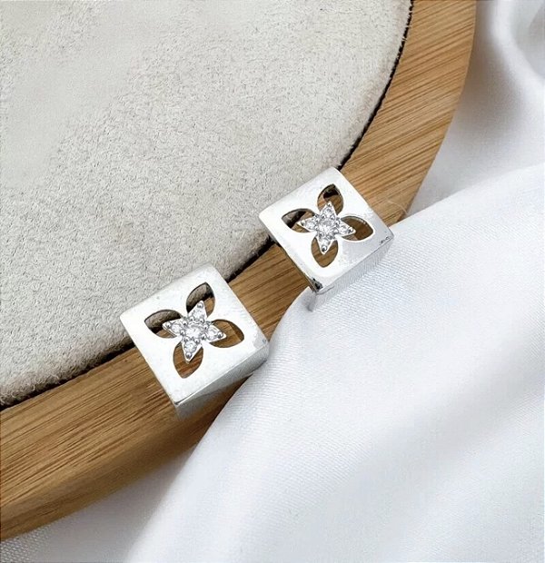 Argola 3D SAFA flor vazada cravejada com zirconia folhada a prata