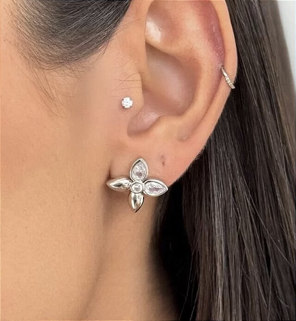 Brinco ZEINA flor 4 pétalas cravejada com zirconia folhada a prata
