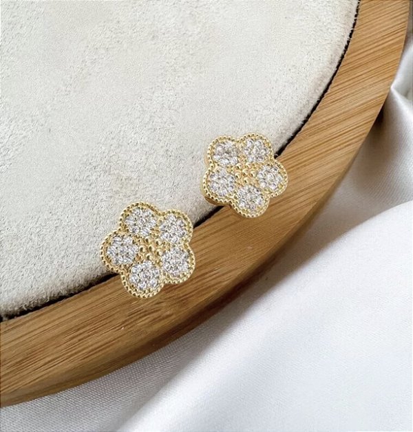Brinco JANNY mini flor cravejada com microzirconias  folhada a ouro