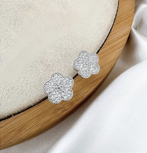 Brinco JANNY mini flor cravejada com microzirconias  folhada a prata
