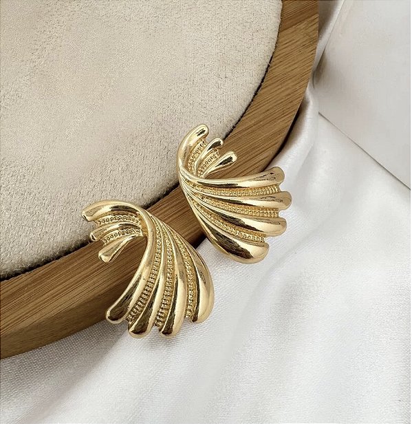 Brinco ZELIA abstrato folheada a ouro