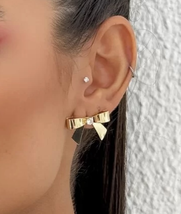 Brinco SUENI laço folheado a ouro