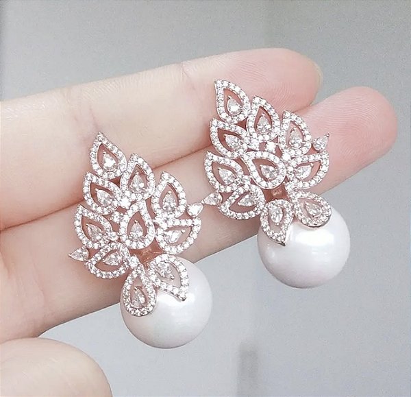 Brinco ANAIS com flor de zirconia e mini pérola