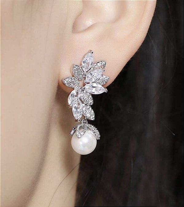 Brinco BESKA com flor de zirconia e pérola