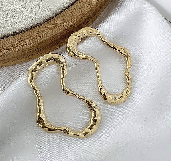 Brinco RYDER organico martelado folheada a ouro