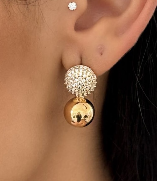 Brinco HAPPER esfera dupla com microzirconias folheada a ouro