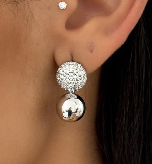 Brinco HAPPER esfera dupla com microzirconias folheada a prata