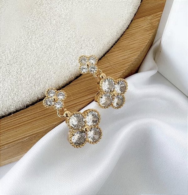 Brinco WINE flor com pingente com zirconias folhada a ouro