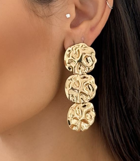 Brinco COLLET esfera triplo martelado folheada a ouro