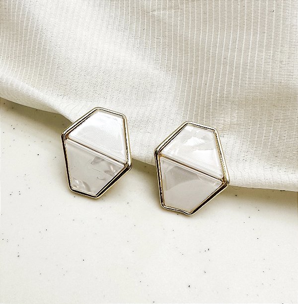 Brinco EMBER geometrico madre perola folheado a ouro