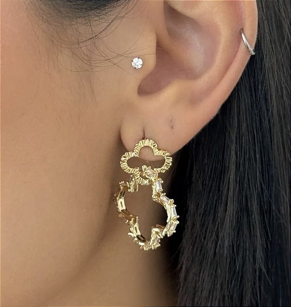 Brinco TERCIA trevo cravejada com zirconia inspirada na alta joalheria folhada a ouro