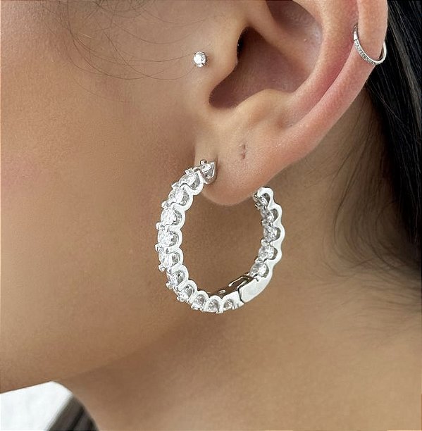 Argola AUSTRIA M cravejada com zirconias ovais folheada prata