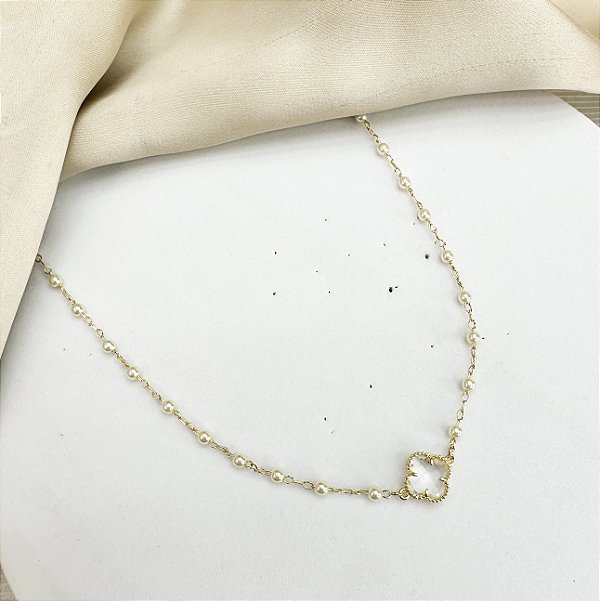 Choker QUENIA mini perolas + trevo cristal folheada a ouro