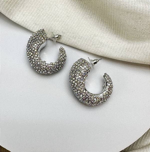 Argola PETRA cravejado com strass premium  folheada a prata