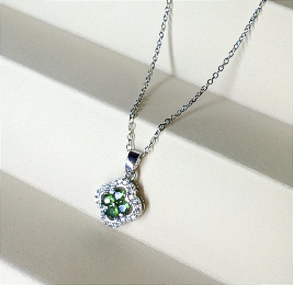 Colar KRISNA trevo cravejado com zircônias VERDE folheada a prata