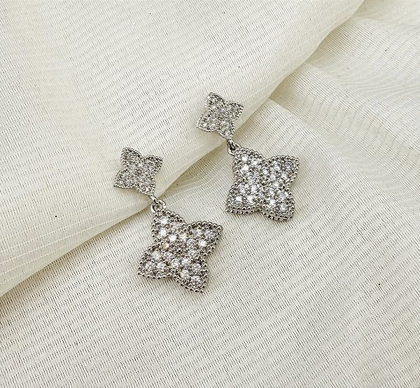 Brinco RONIE trevo cravejado de zirconia CRISTAL