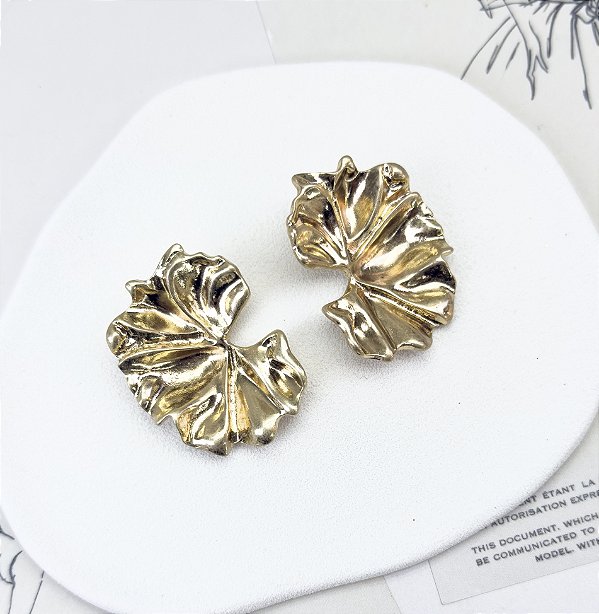 Brinco EMMA meia flor folheada a ouro