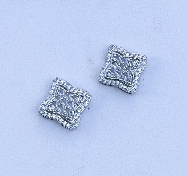 Brinco JUNIPER trevo cravejado de zirconia CRISTAL folheado a prata