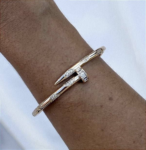 Bracelete AKILA prego cravejada com microzirconia folheada a ouro