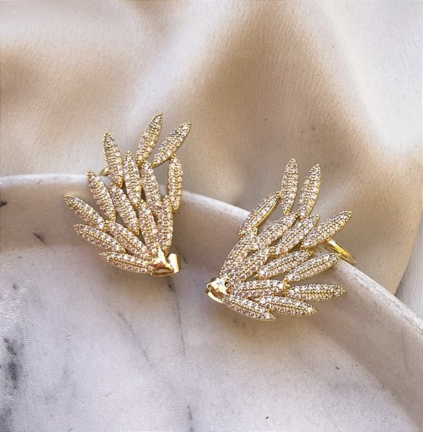 Brinco MAG ear cuff cravejado com zircônias folheada a ouro