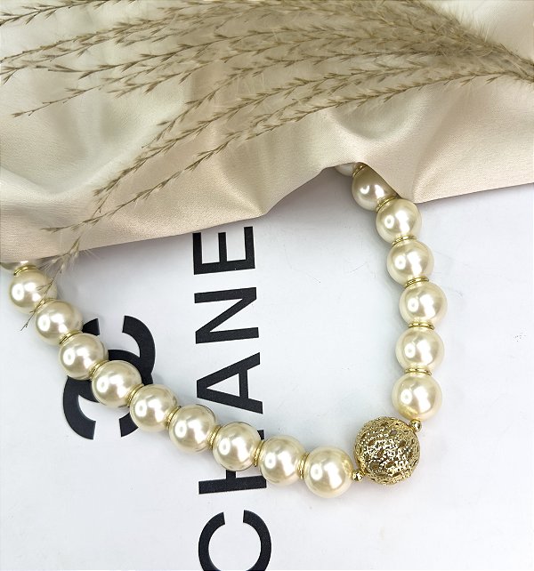 Colar RUANDA pérola esferas central dourada com textura