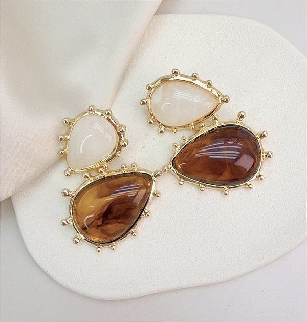Brinco MORGAN orgânico MADRE PEROLA + CASTANHO meio oval folheado a ouro