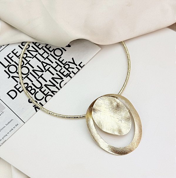 Choker AELIN  aro pingente textura folheada a ouro