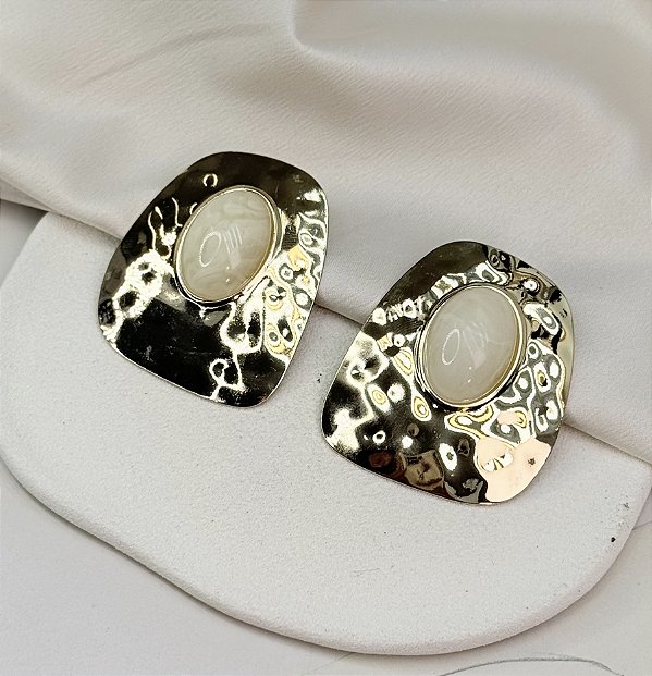 Brinco NOVARA organico pedra OFF folheada a ouro