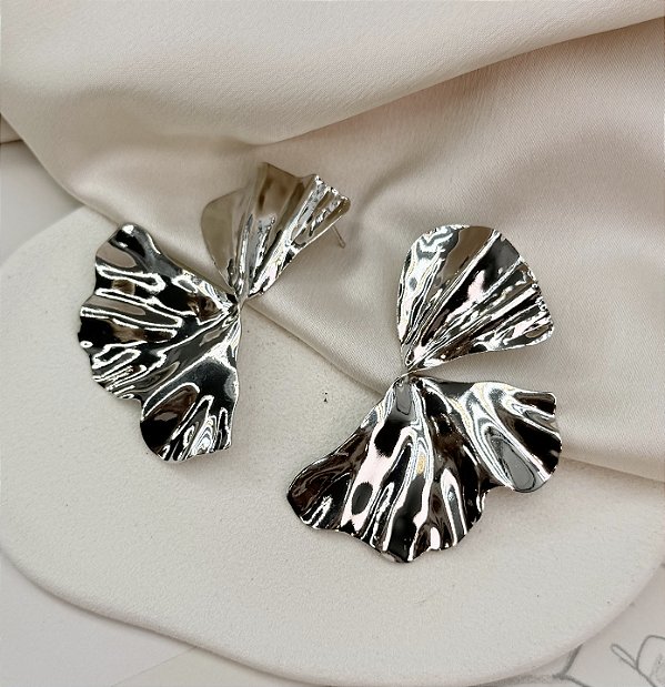 Brinco BARI meia flor folheada a prata
