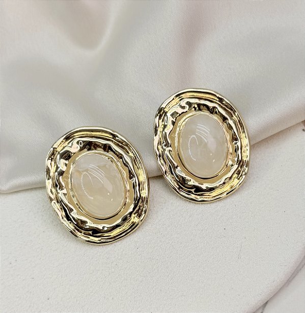 Brinco CHAJA organico pedra OFF folheada a ouro